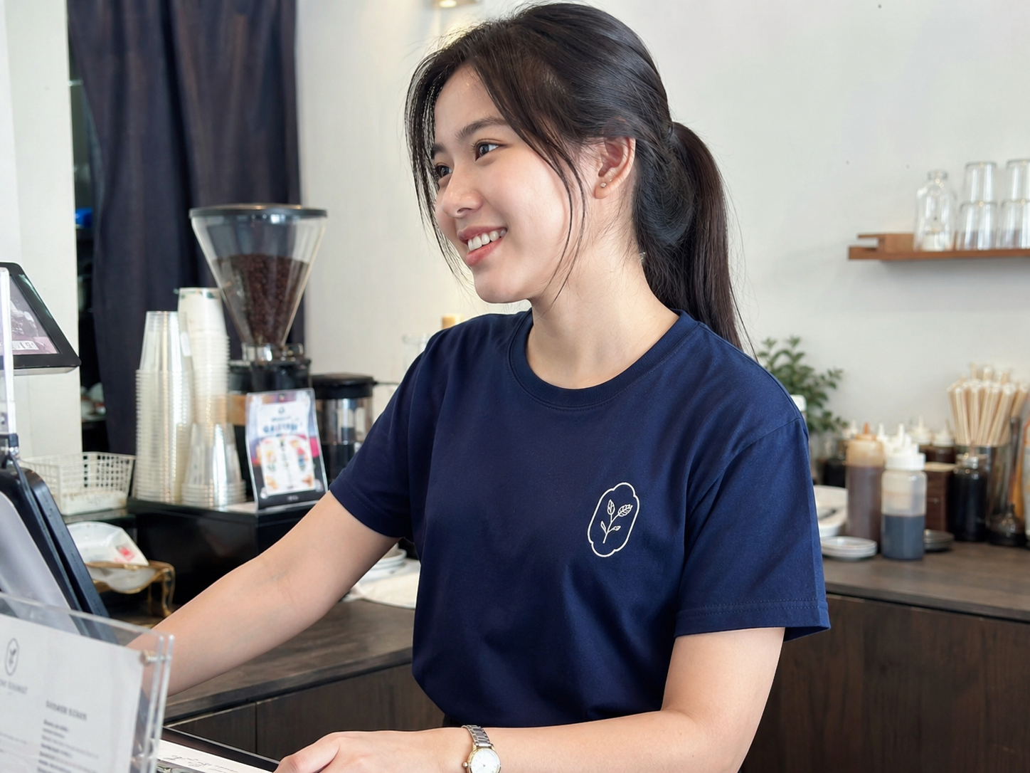 ตัวอย่างตำแหน่งสกรีนเสื้อ GiftHUBS บริเวณหน้าอกซ้ายหรือขวา